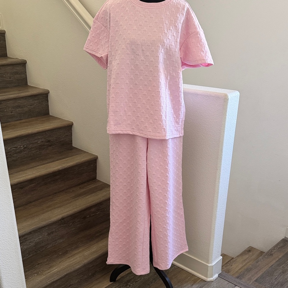 NWT Soft Pink Two-Piece Textured Travel Set - Short Sleeve,Wide Leg Ankle Pant - Picture 9 of 13